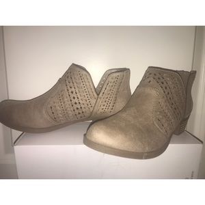 Carlos by Carlos Santana low cut booties